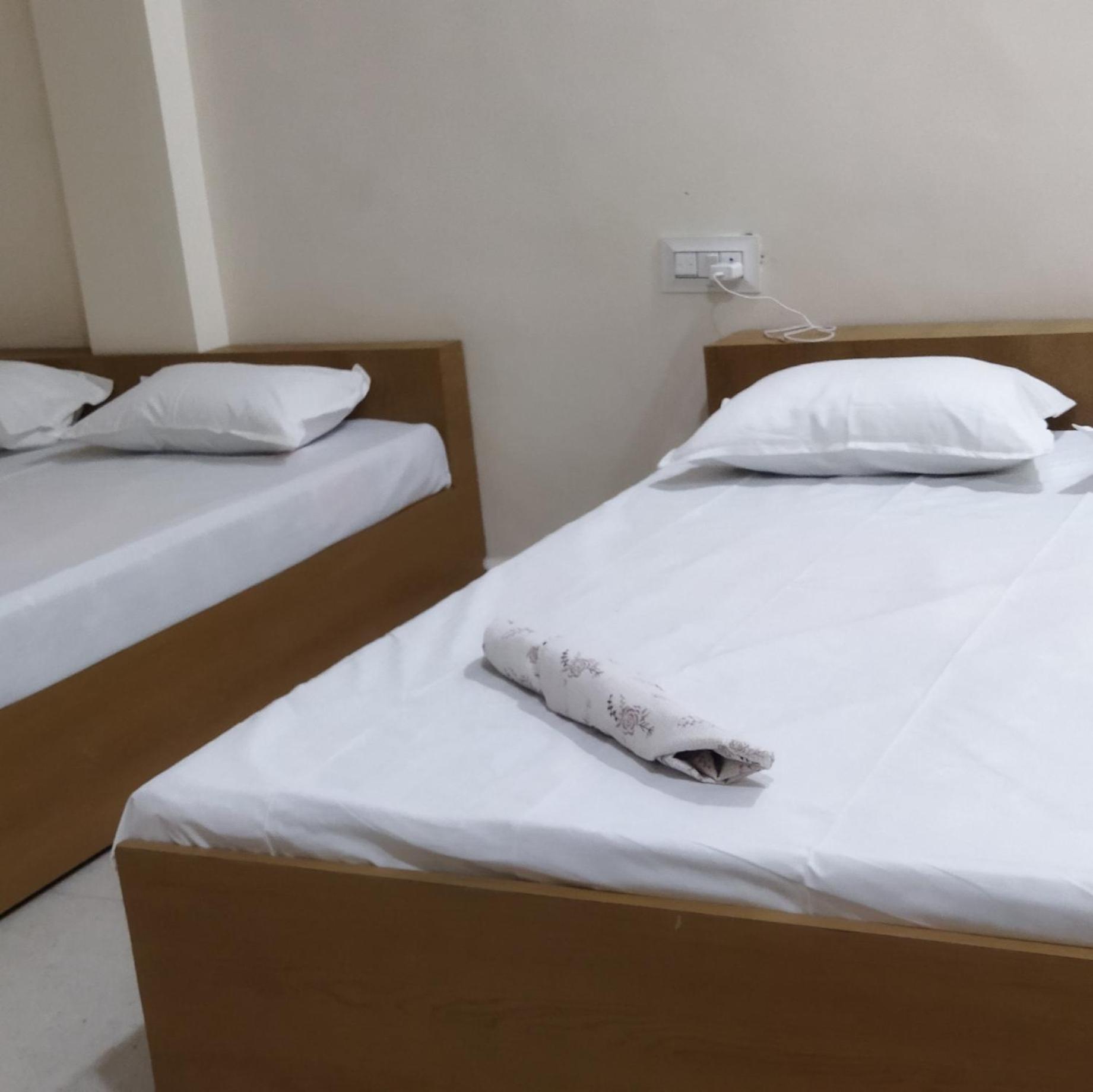אויאיין Shree Gajlaxmi Hotel Walking Distance From Mahakaleswar מראה חיצוני תמונה