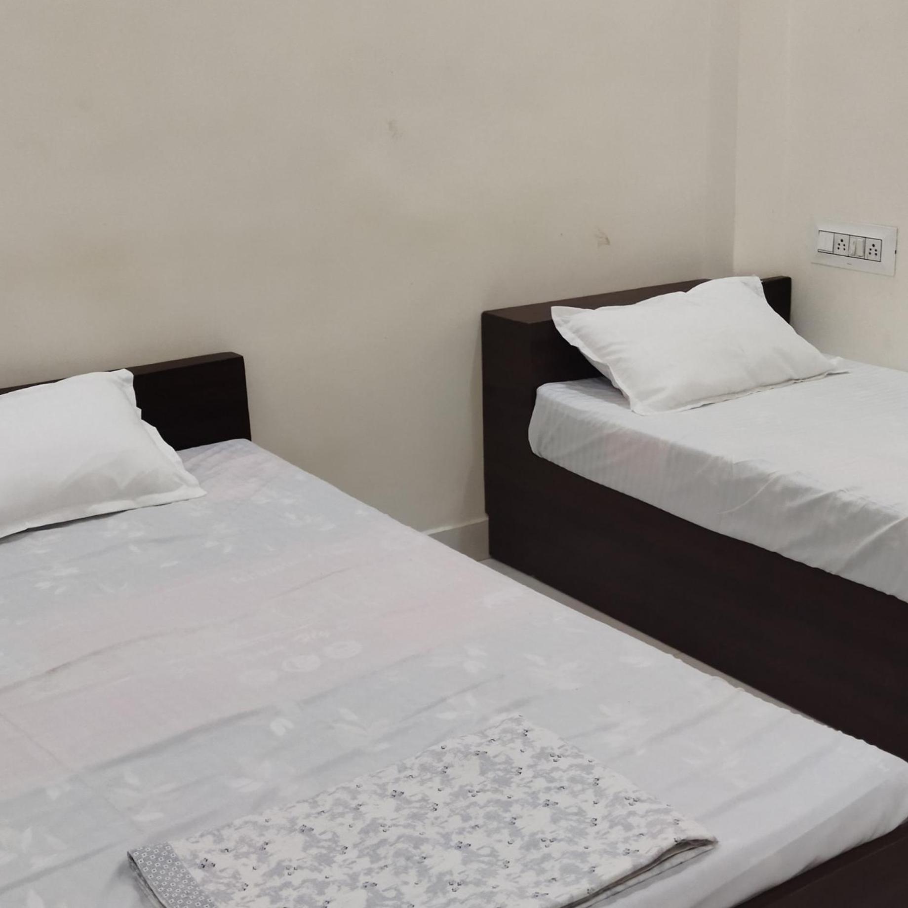 אויאיין Shree Gajlaxmi Hotel Walking Distance From Mahakaleswar מראה חיצוני תמונה