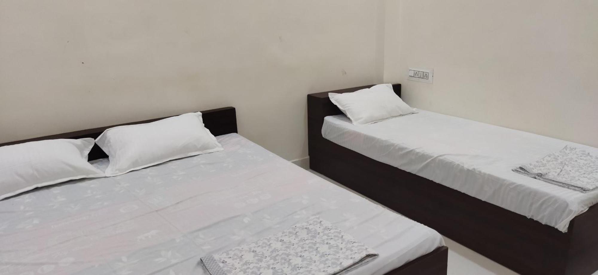 אויאיין Shree Gajlaxmi Hotel Walking Distance From Mahakaleswar מראה חיצוני תמונה