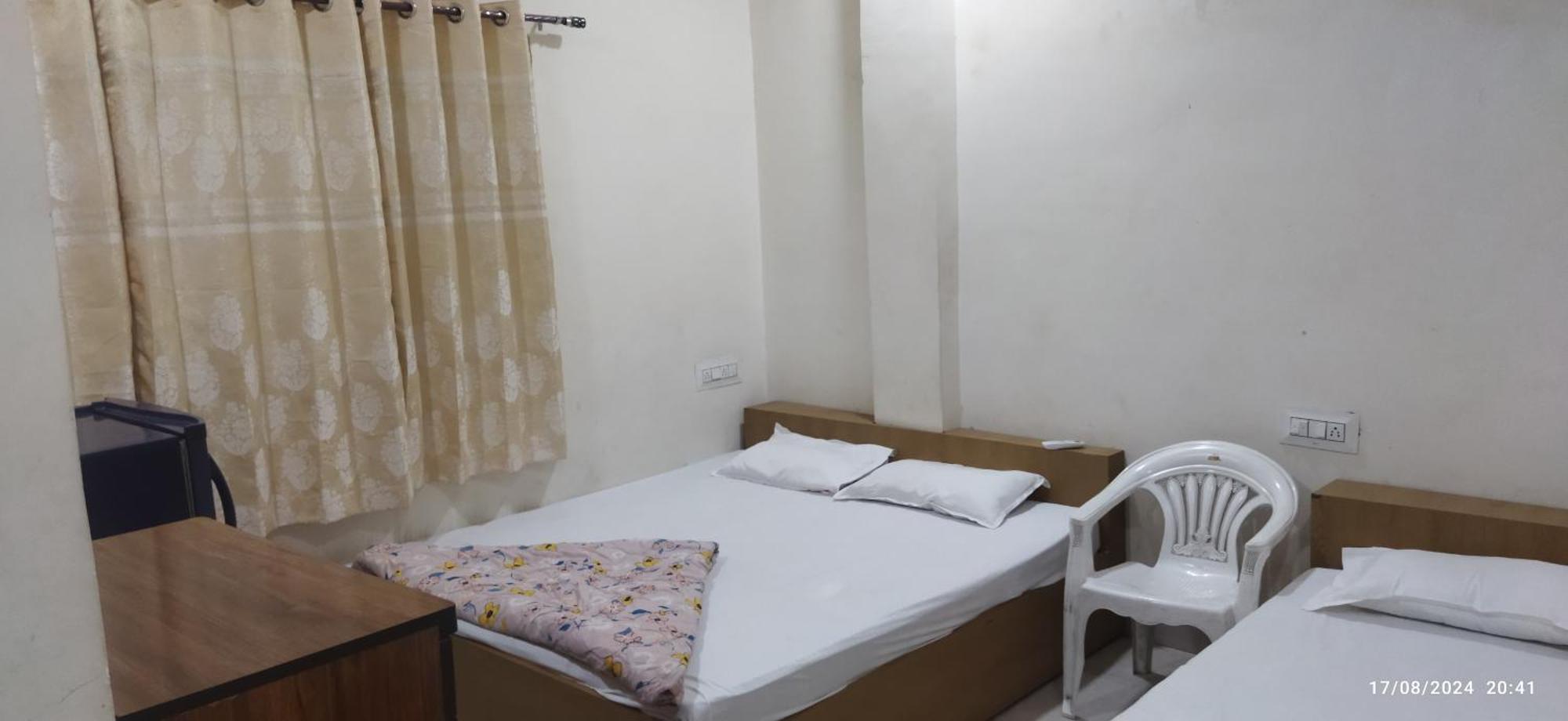 אויאיין Shree Gajlaxmi Hotel Walking Distance From Mahakaleswar מראה חיצוני תמונה